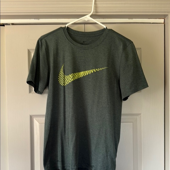 Nike Gray and Yellow Short Sleeve Tee - Picture 1 of 3